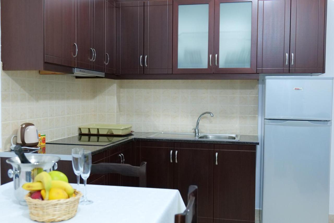 Ernest Apartments ساراندا المظهر الخارجي الصورة