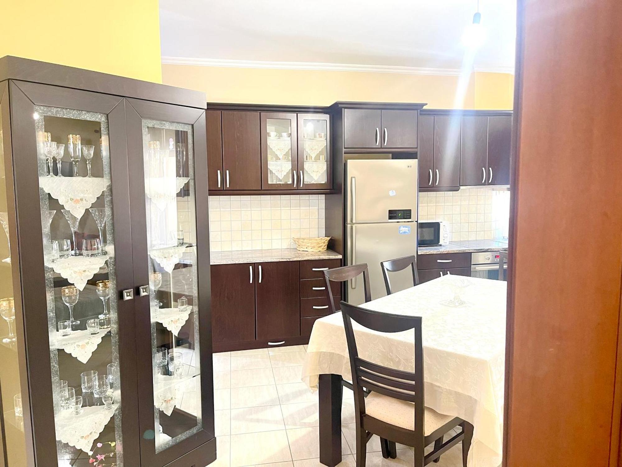 Ernest Apartments ساراندا المظهر الخارجي الصورة